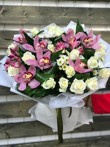 Букет цветов из: Розы и Хризантемы в Новый Сад