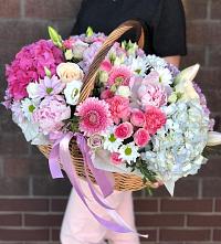 Цветочная композиция из Розы, Хризантемы, Пионы и Лизиантусы в корзине в Новый Сад